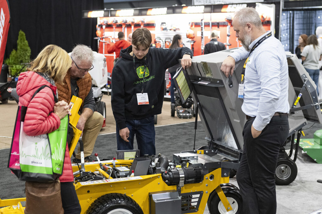 Des visiteurs découvrent les nouveautés côté machinerie à l'Expo Québec Vert