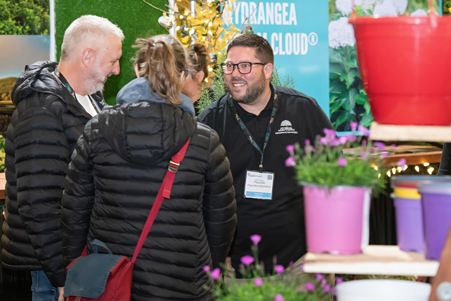 Exposant de l'Expo Québec Vert en pleine discussion avec des clients