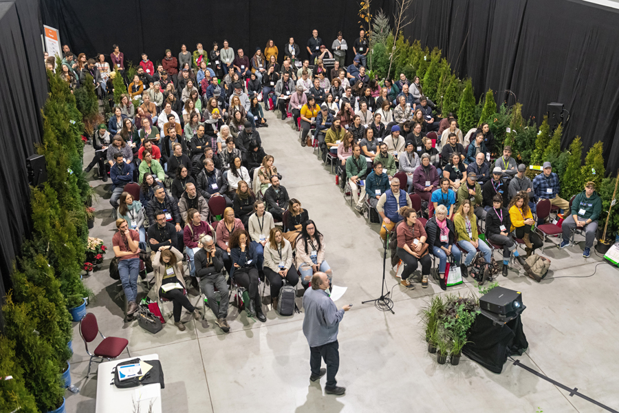 Salle de conférence bien remplie à l'Expo Québec Vert 2025